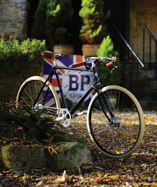 老舗サドル「ブルックス」、ストラッドフォードの自転車「パシュレー」工場見学